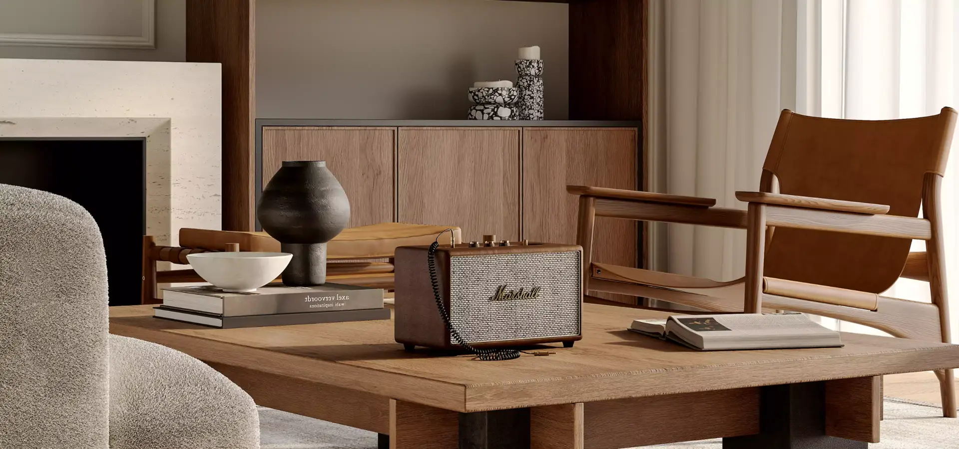 Ejemplo de servicio de render 3D de producto: altavoz sobre una mesa de centro de madera con libros, decoración y butacas