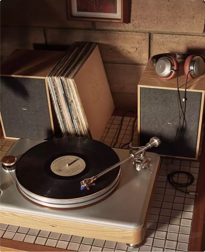 Ejemplo de servicio de render de producto: tocadiscos de vinilo con disco, altavoces, auriculares y álbumes