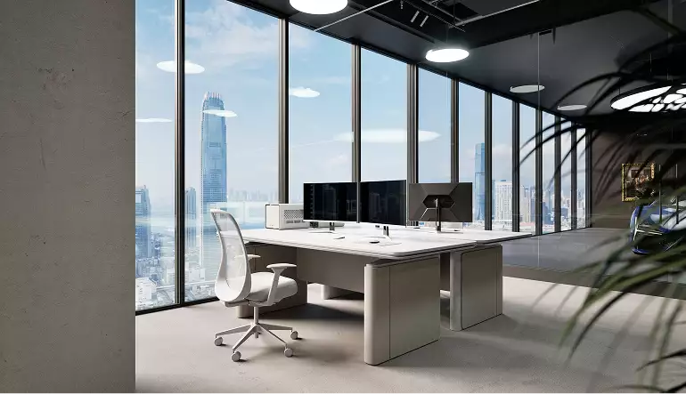 Despacho ejecutivo en un render de rascacielos con escritorio blanco, monitores, skyline de la ciudad y ventanales de suelo a techo.