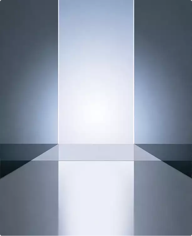 Renders abstractos y minimalistas de rascacielos con un vano iluminado, suelo reflectante y paredes en gris azulado.