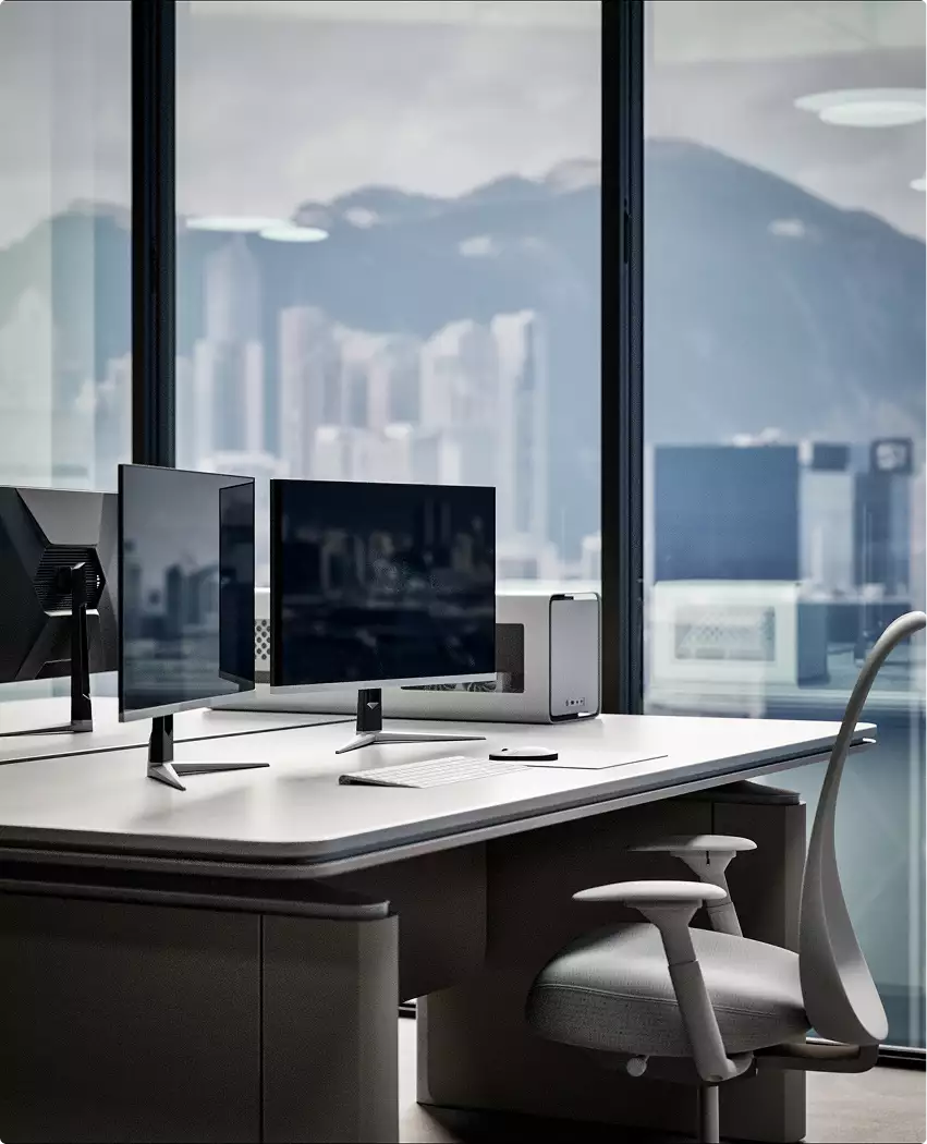 Puesto de trabajo moderno en renders de rascacielos con monitores, silla blanca y el skyline a través de grandes ventanales.