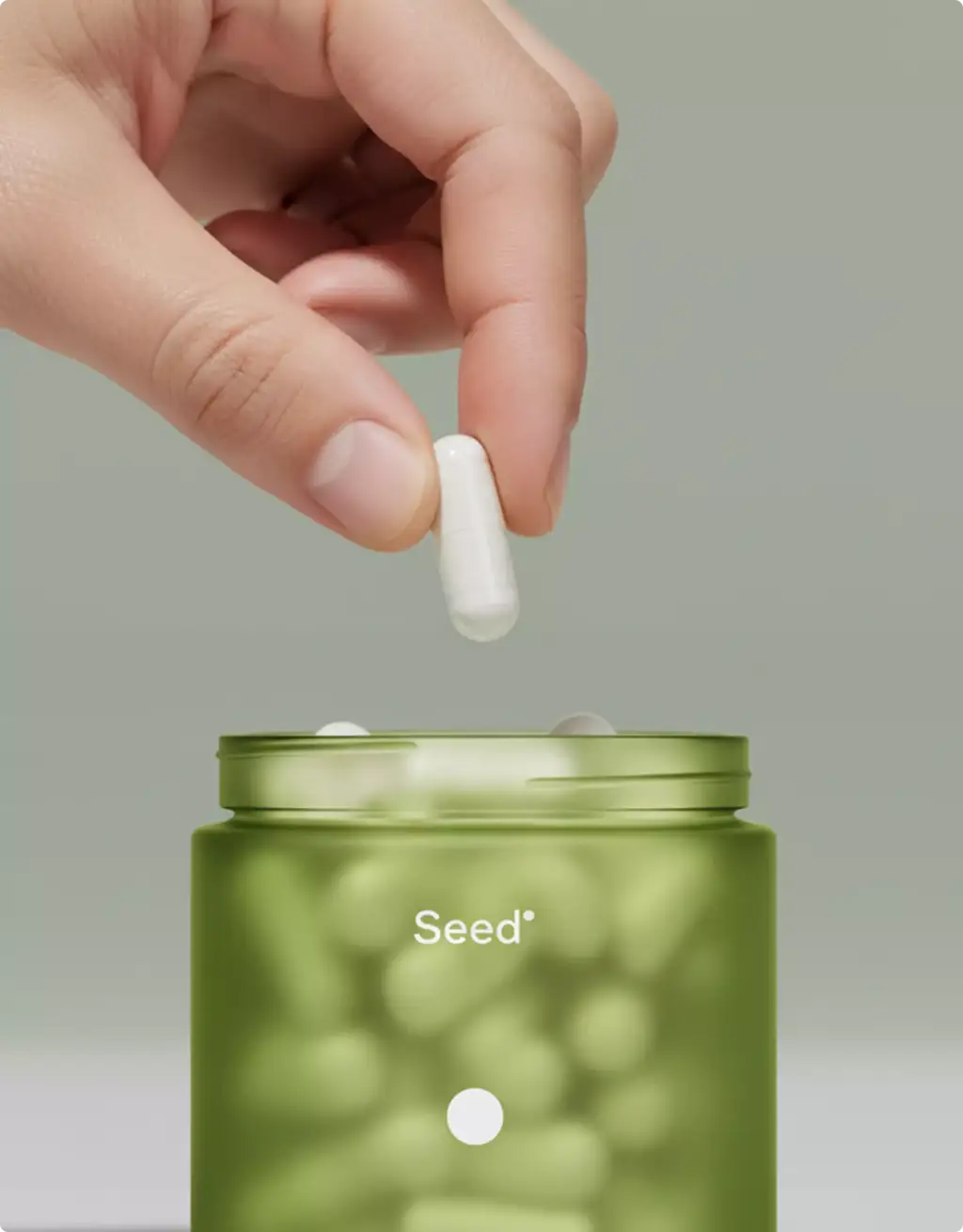 Capsule valt in een groene supplementenfles, render gemaakt met productmodellering