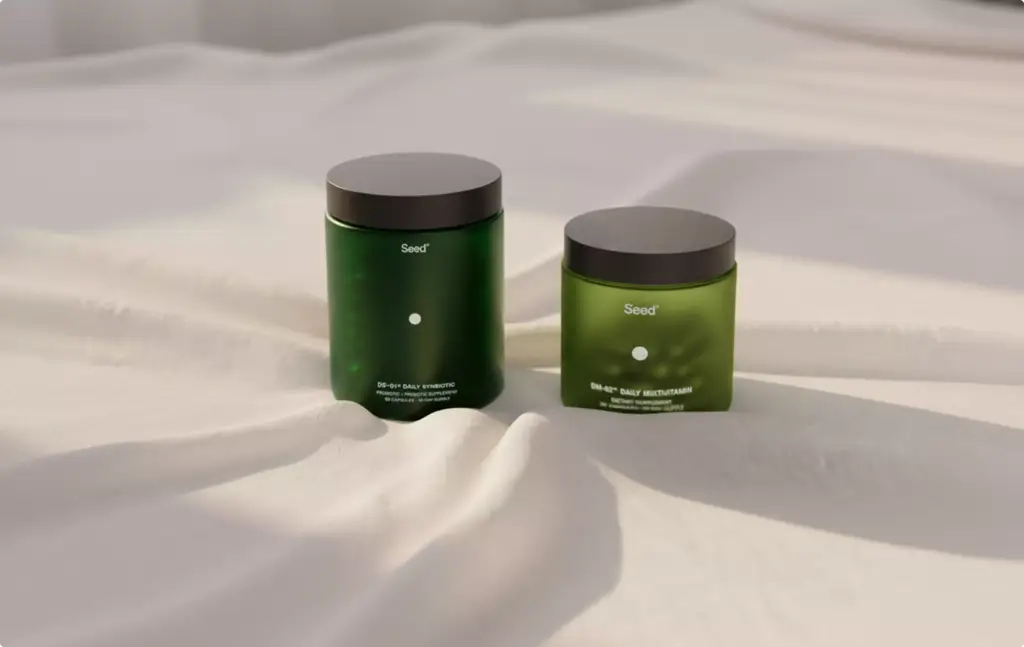 Twee groene supplementpotten gerenderd op witte stof