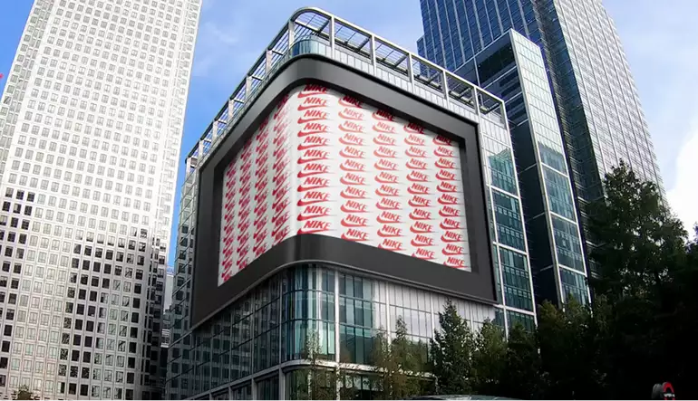 Animazioni fooh in CGI 3D su un maxischermo curvo, con il pattern del logo Nike ripetuto tra torri alte