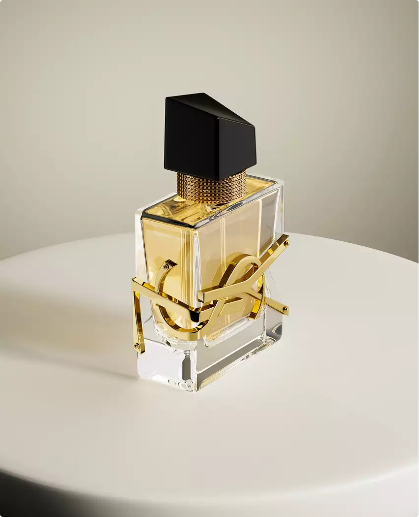 Frasco de perfume en vista angulada con acentos dorados sobre una superficie neutra y suave, render 3D de cosmética