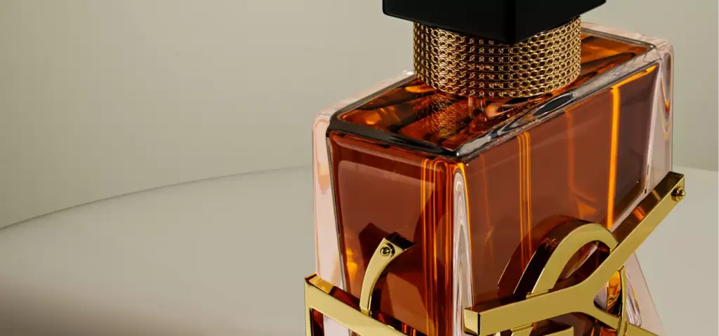 Frasco de perfume con líquido ámbar y detalle dorado sobre superficie neutra en primer plano, render 3D de cosmética
