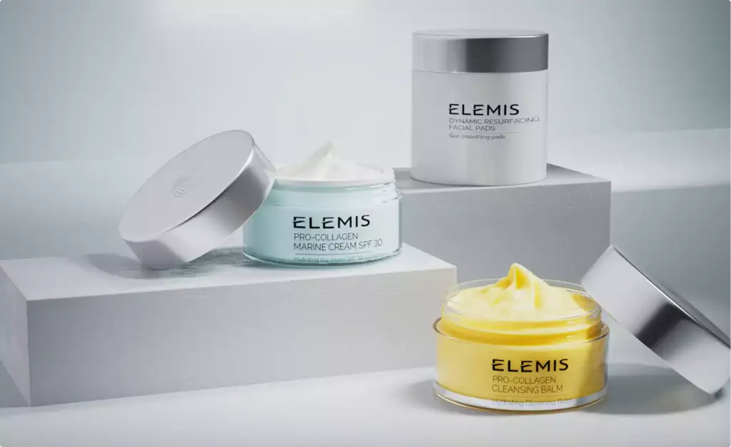 Tarros de cuidado de la piel sobre bloques blancos con texturas de crema y tapas, en un set de estudio minimalista, render 3D