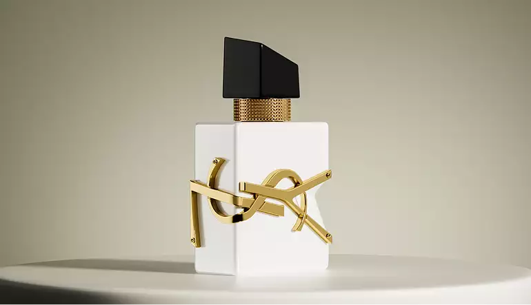 Frasco de perfume blanco con detalle de logotipo dorado sobre pedestal y fondo neutro, render 3D de cosmética