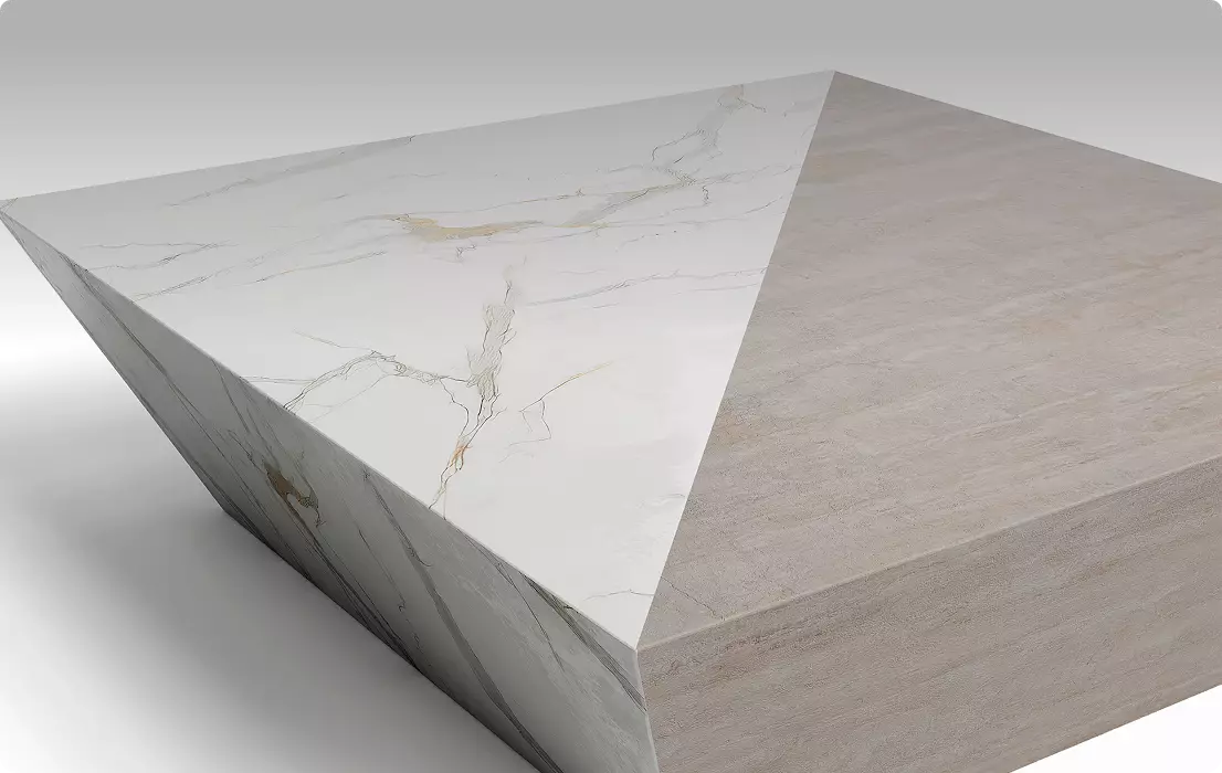 Geometrischer Couchtisch aus Marmor und Holz mit abgeschrägten Flächen vor neutralem Hintergrund, 3D-Möbelvisualisierung