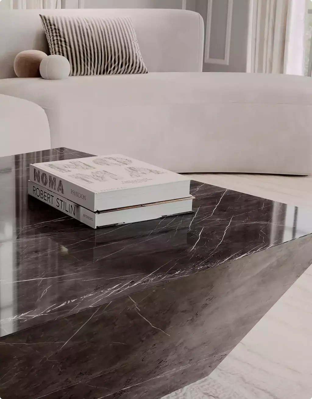 Portfolio Möbelvisualisierung: dunkler Marmortisch neben weißem, geschwungenem Sofa