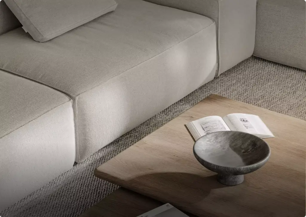 Nahaufnahme von Stoffsofa und Holzcouchtisch mit Buch und Schale auf strukturiertem Teppich, 3D-Möbelvisualisierung