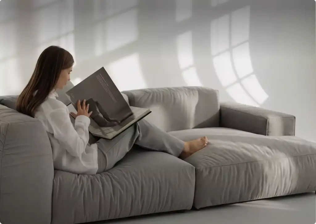 Frau liest auf einem weichen Ecksofa in einem hellen Wohnzimmer mit Fensterschatten, 3D-Möbelvisualisierung