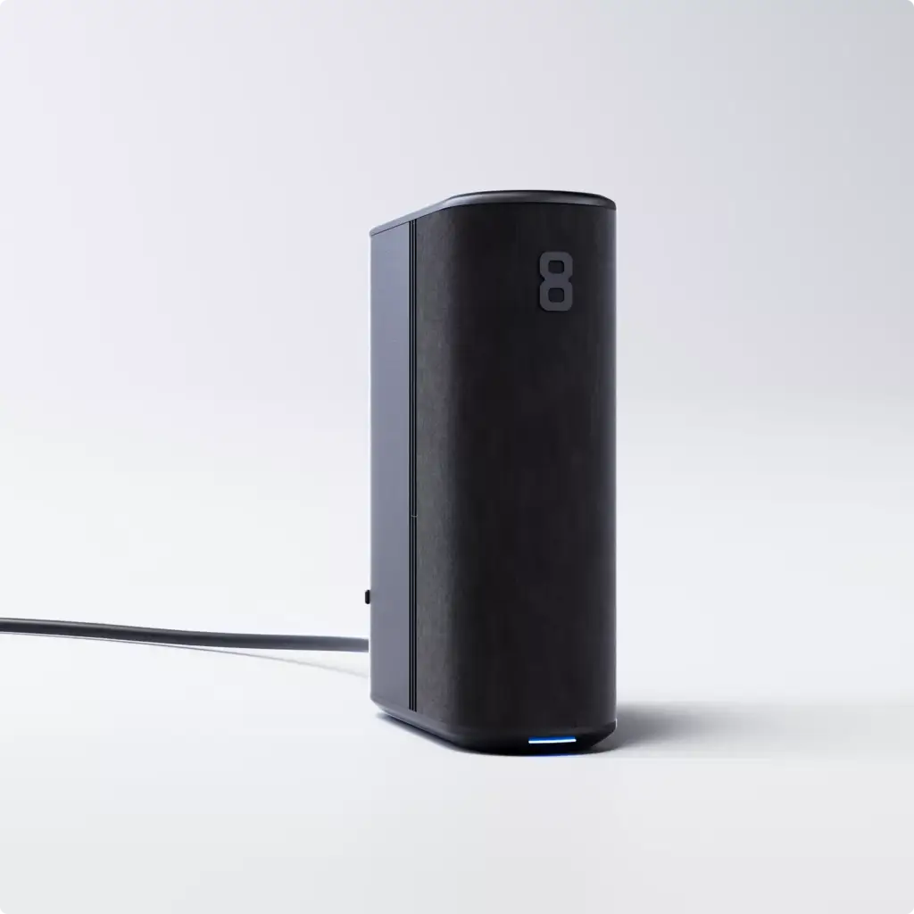 Portfolio 3D-Produktmodellierung: Schwarzes Desktop-Gerät mit Kabel auf weißem Hintergrund