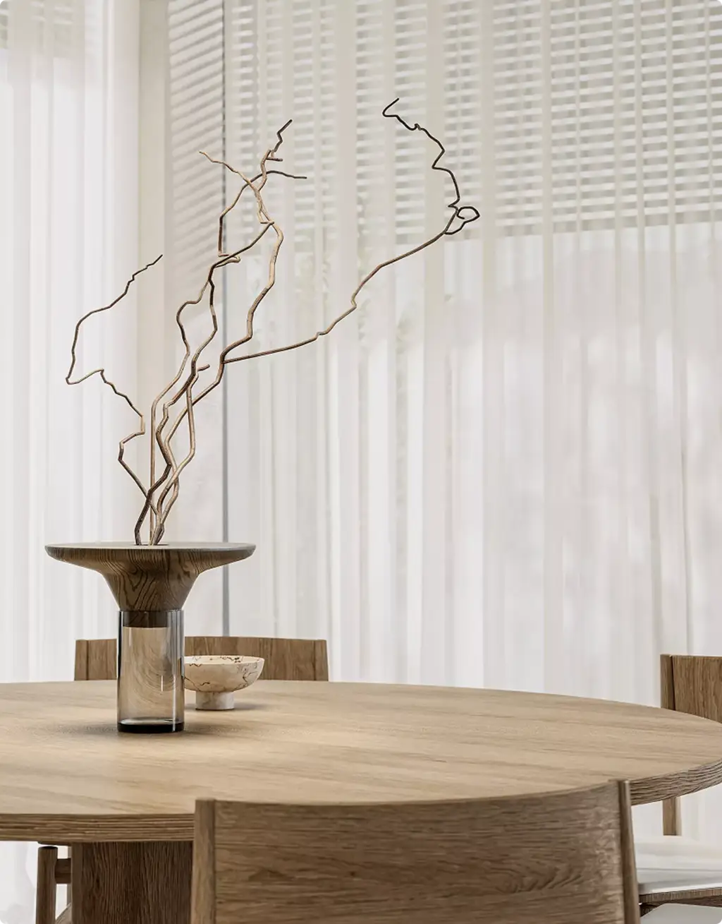 Vastgoedvisualisatie van een decoratieve vaas op een ronde eettafel bij vitrages