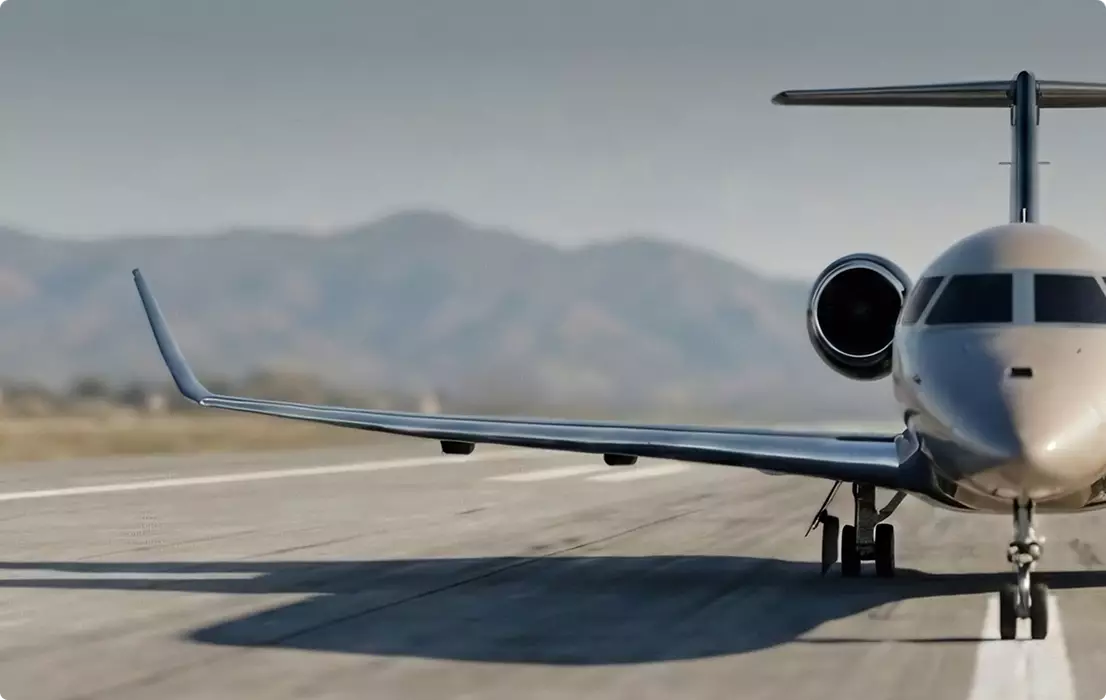 Flugzeug-Visualisierung als Nahaufnahme von Bug, Tragfläche, Fahrwerk und Triebwerk eines Business Jets auf der Startbahn