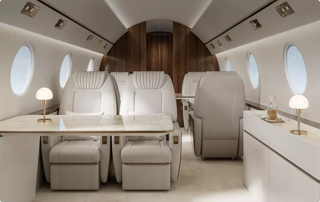 Flugzeug-Visualisierung einer Business-Jet-Kabine mit hellen Sitzen, Tischen, ovalen Fenstern und Holzpaneelen