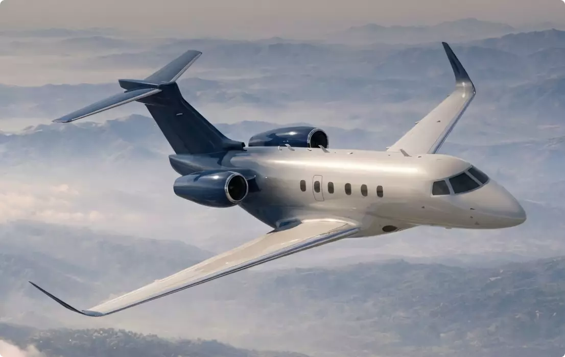 Flugzeug-Visualisierung eines Business Jets im Flug über dunstigen Bergen, mit gepfeilten Tragflächen und Hecktriebwerken