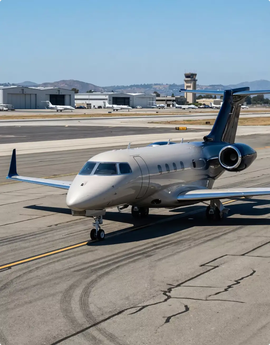 Business Jet auf der Rollbahn am Flughafen — Portfolio der Flugzeug-Visualisierung