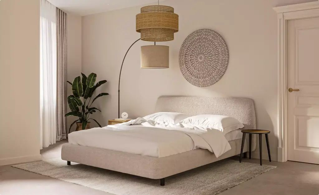 Beige slaapkamer met gestoffeerd bed en geweven hanglamp in een japandi-appartementinterieur