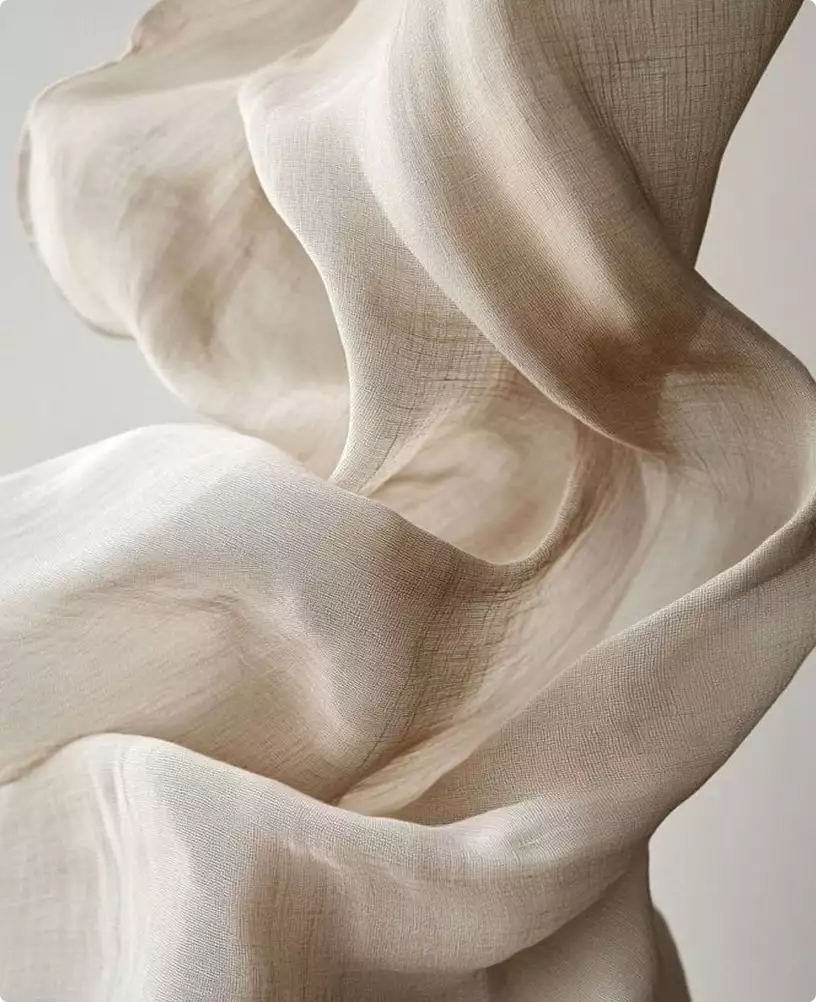 Vloeiende beige stof in zacht licht als materiaaldetail van het appartementinterieur
