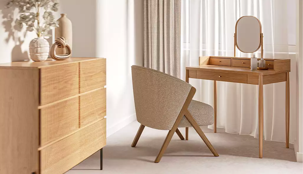 Houten kaptafel met stoel bij het raam in een japandi-appartementinterieur
