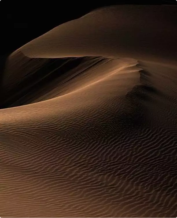 Zandduinen in de woestijn met zacht licht en getextureerde ribbels, zwart interieurontwerp