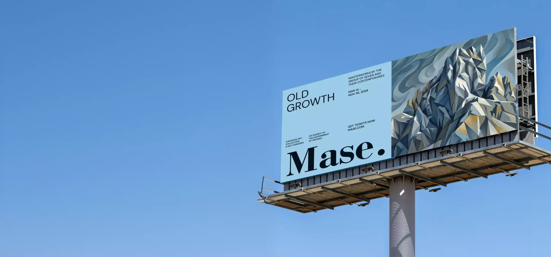 Valla publicitaria de branding para una exposición de arte, con obra de montaña y un gran logotipo de Mase sobre cielo azul