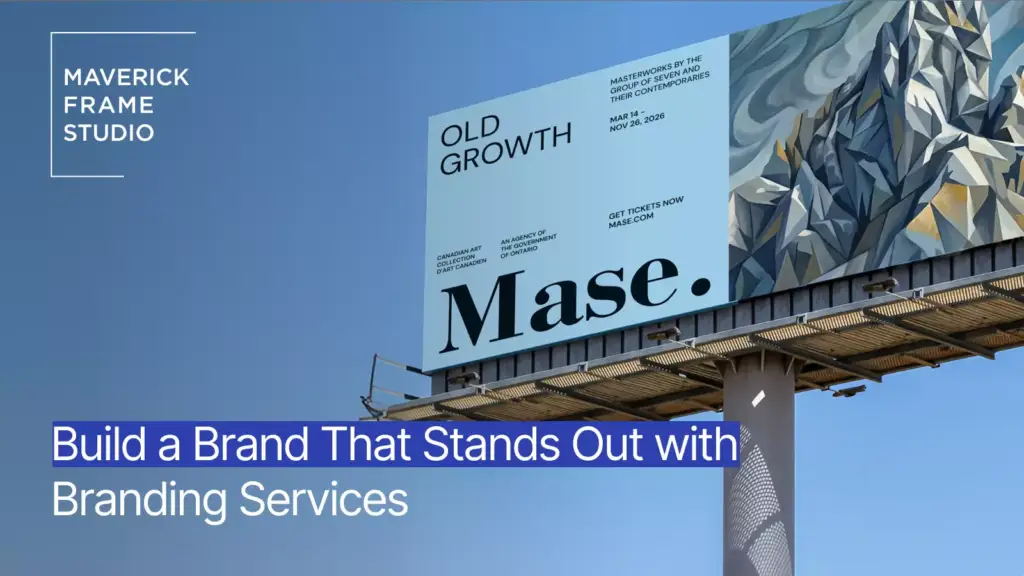 Reclamebord met huisstijl voor de kunsttentoonstelling Mase, bergillustratie en diensttekst tegen een blauwe lucht