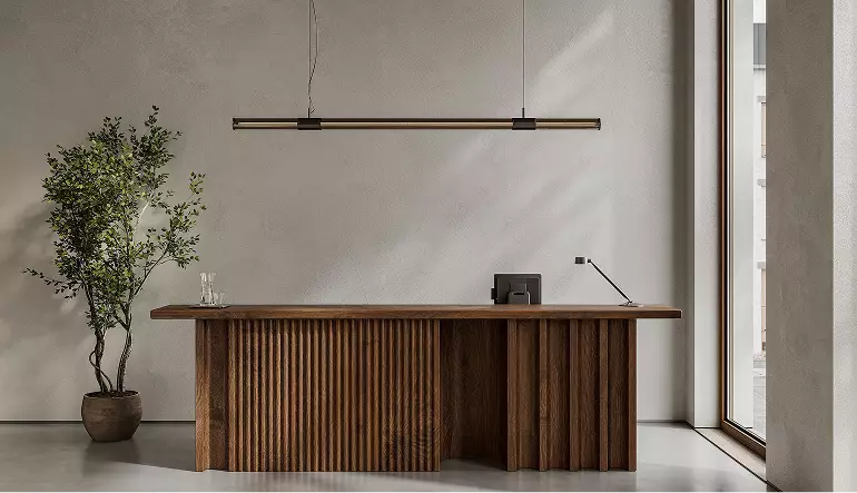 3D-visualisatie van kledingwinkel met houten balie, plant en minimalistisch interieur met hanglamp