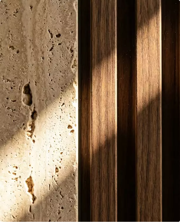 3D-visualisatie van kledingwinkel met wand van steen en hout, verticale panelen en warme lichtschaduwen