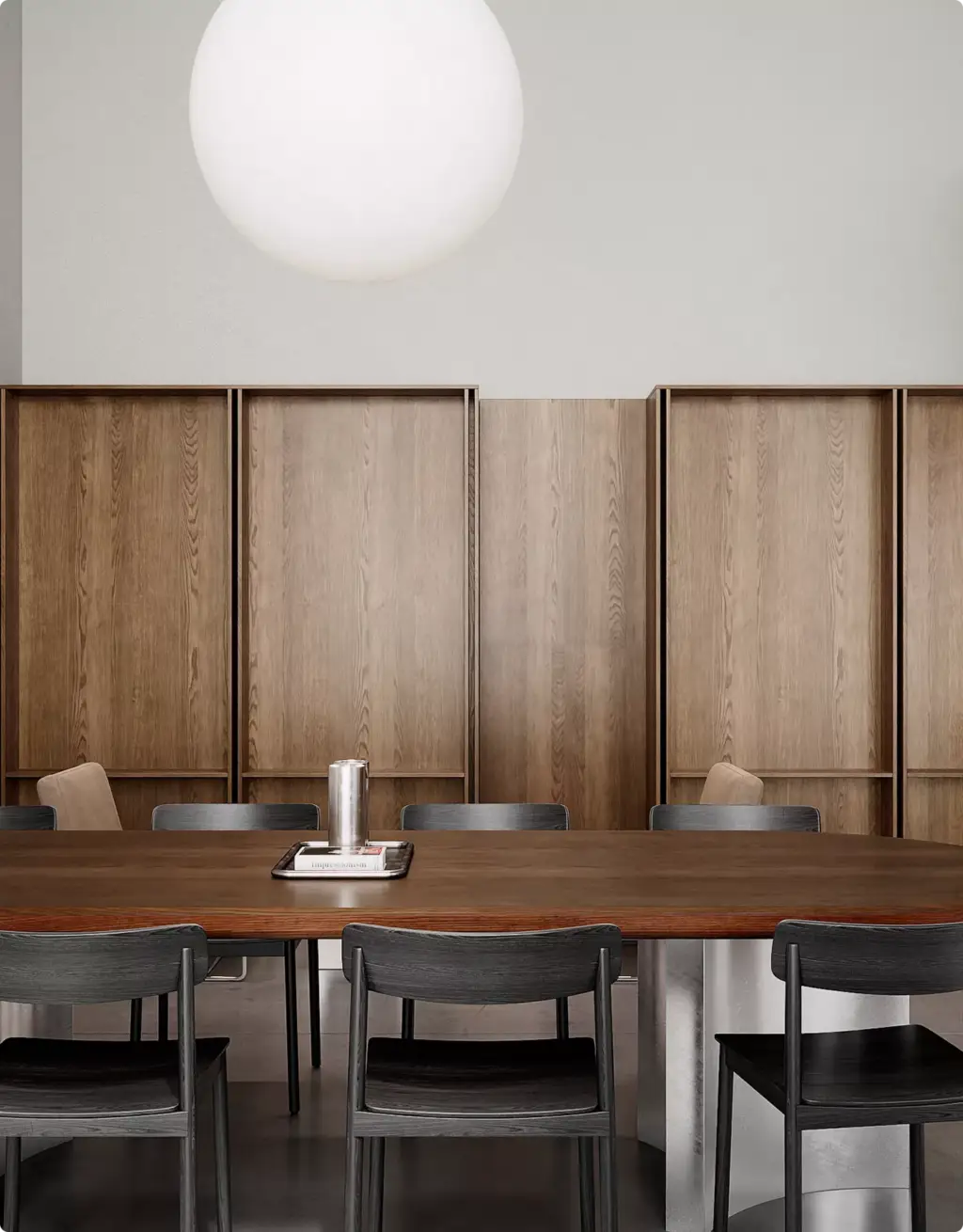Gewerbeimmobilien-Visualisierung eines minimalistischen Gastraums mit dunklem Holztisch und Pendelleuchte