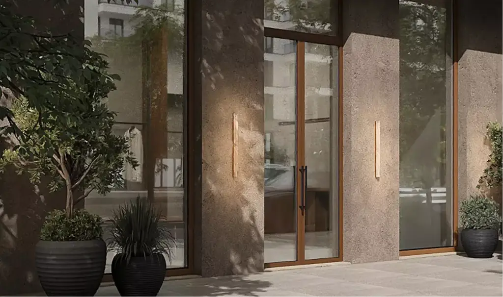 Commerciële exterieurvisualisatie met glazen entree, wandlampen en groen in plantenbakken