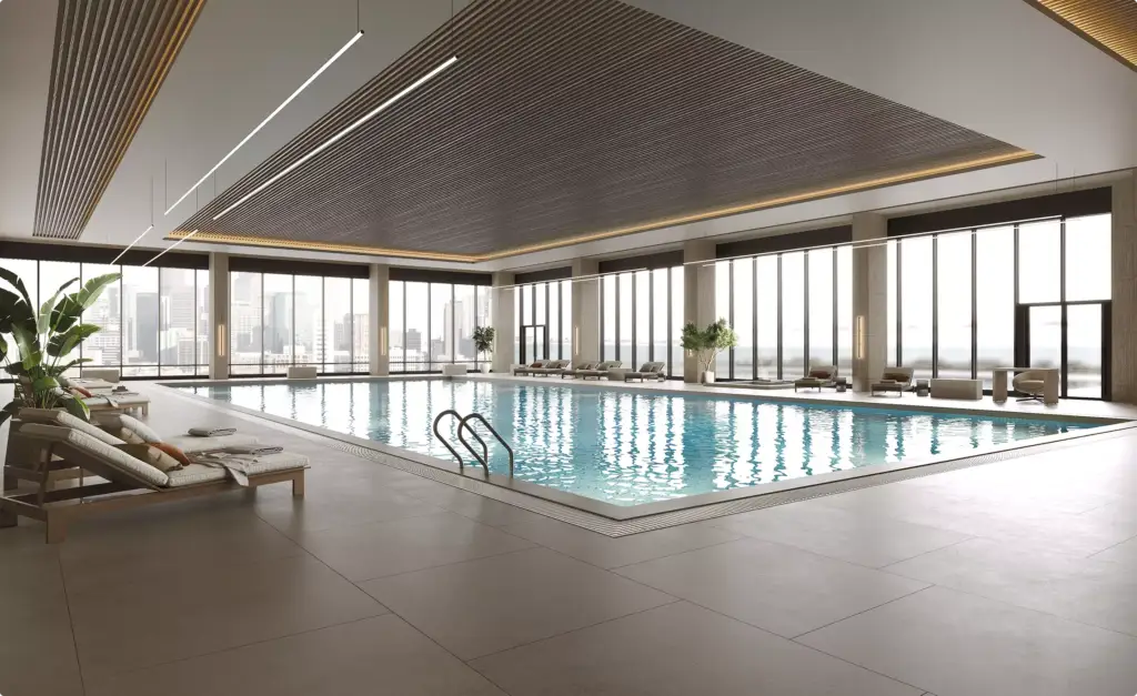 Piscina interna nel design di una palestra commerciale con lettini, grandi vetrate e vista sulla città