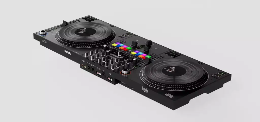 DJ pult 3D rendering angled full controller showing decks mixer and performance pads in detail