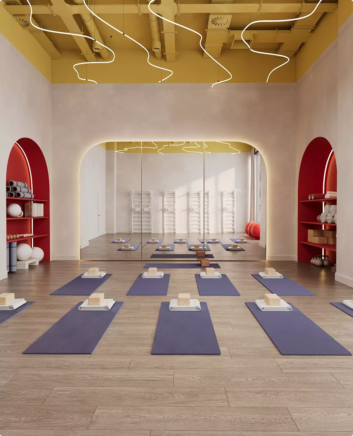 Sala yoga a specchi nel progetto architettonico di un centro fitness con tappetini, archi e luci a soffitto