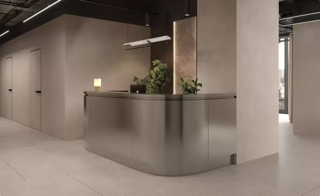 Banco reception nel progetto architettonico di un centro fitness con bancone curvo in metallo, piante e interni minimali