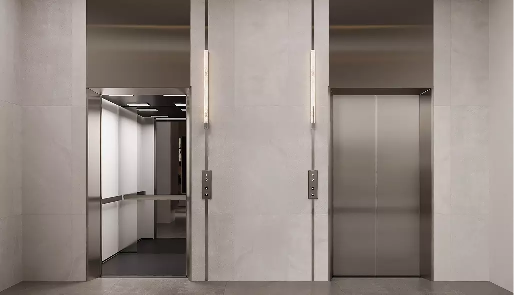 Atrio ascensori nell'interior design di un club fitness con porte in metallo, applique e superfici pulite