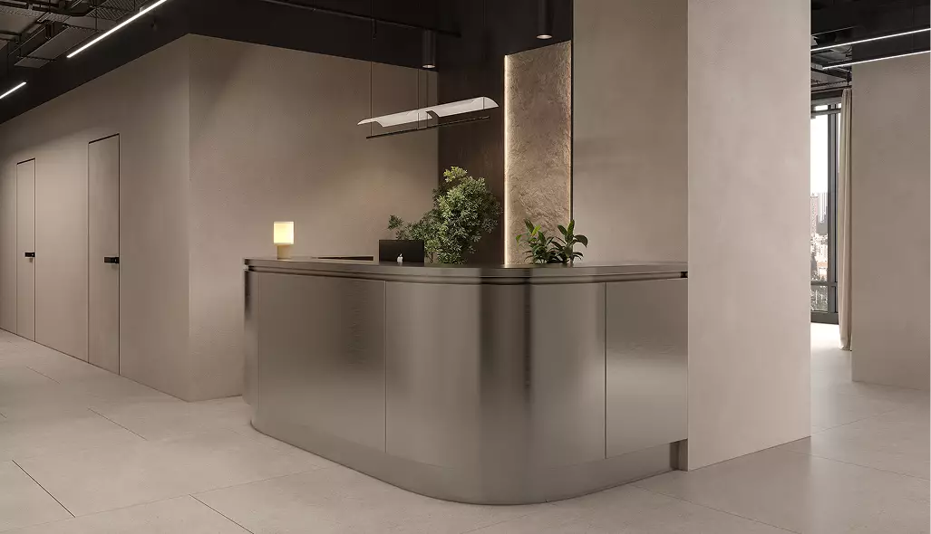 Banco reception nell'interior design di un club fitness con bancone curvo in metallo, piante e illuminazione minimale