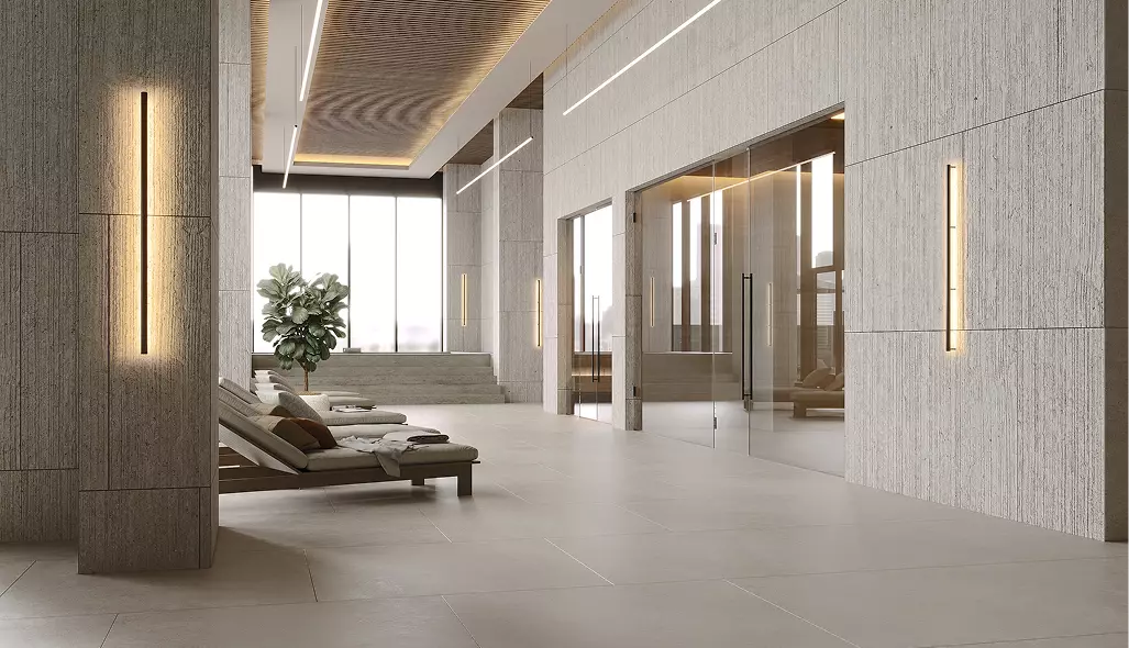 Lounge spa nell'interior design di un club fitness con poltrone relax, pareti in pietra, porte in vetro e luce soffusa