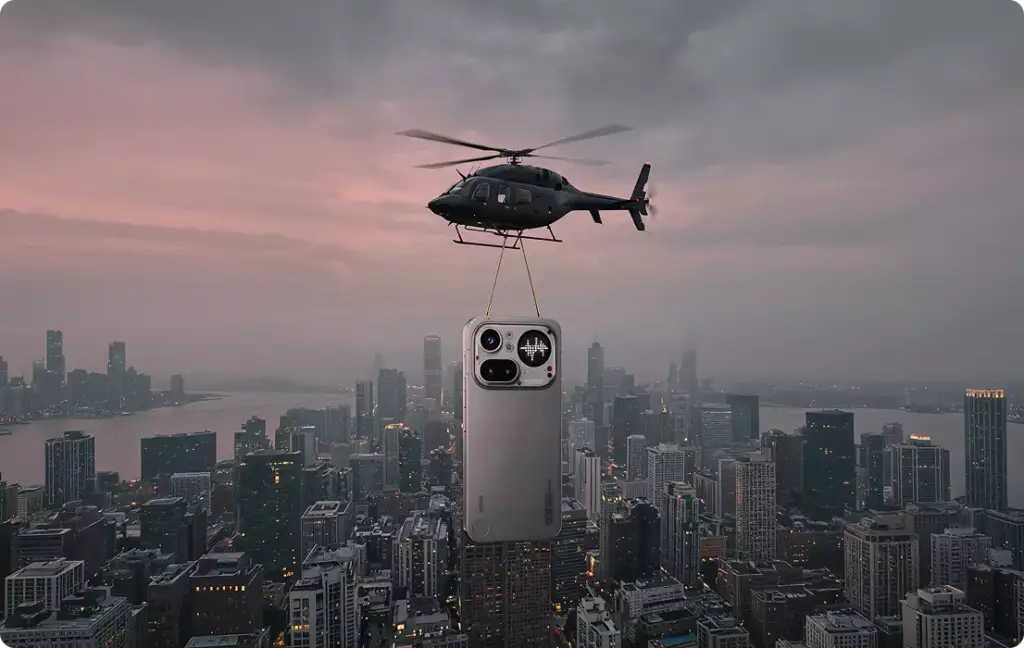 Visual FOOH de un helicóptero que eleva un smartphone gigante sobre el skyline de una ciudad al atardecer