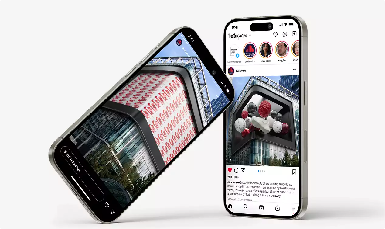 Campagna fooh CGI sul maxischermo mostrata su due schermi di smartphone, con un mockup di post in stile Instagram
