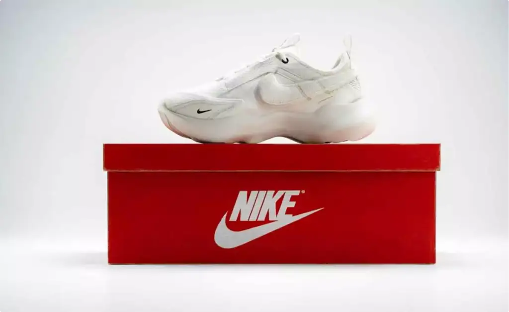 Fooh CGI: sneaker bianca su una scatola Nike rossa, su fondo bianco neutro