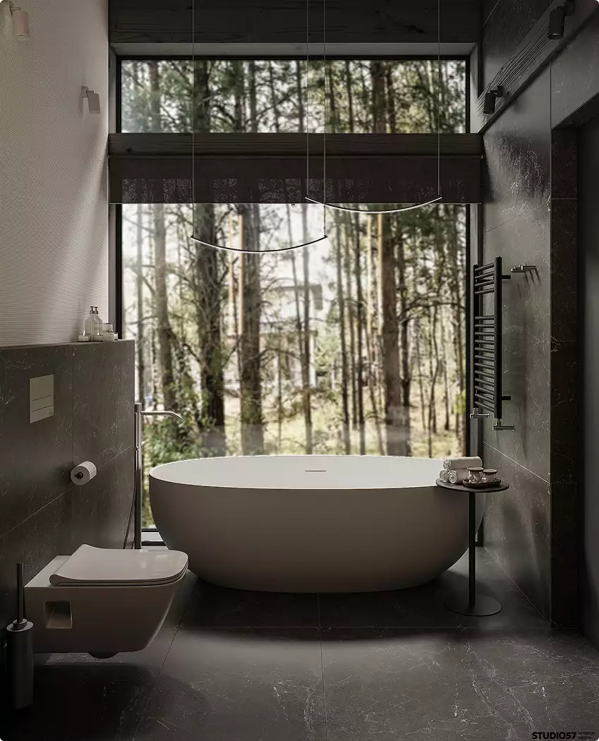 Badkamer van het boshuis met vrijstaand bad en hoog raam op het boslandschap