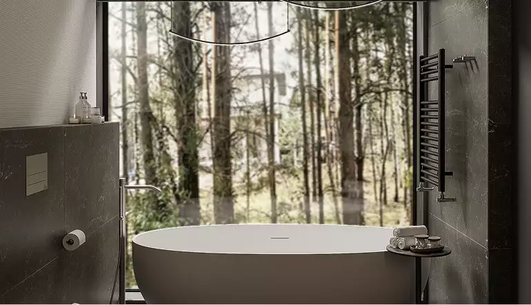 Badkamer van het boshuis met vrijstaand bad en groot raam op hoge bomen