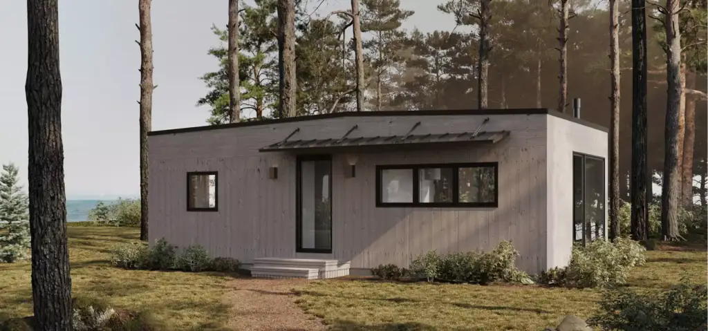Modern boshuis-exterieur met houten gevel, voordeur, ramen en luifel tussen hoge bomen