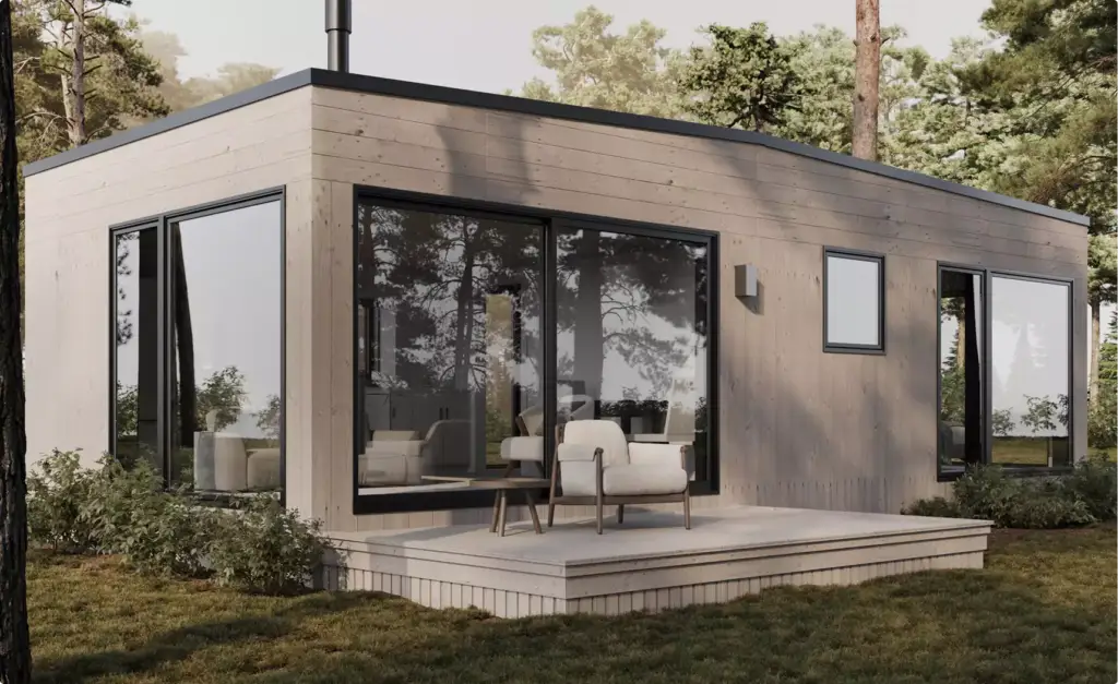 Modern boshuis-exterieur met houten gevelbekleding, glazen deuren en terrasmeubilair in het bos