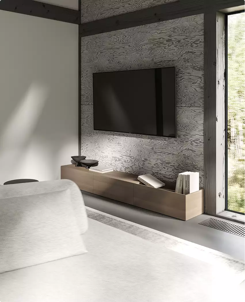 Woonkamer van het boshuis met wandtelevisie, houten dressoir en groot raam met bosuitzicht