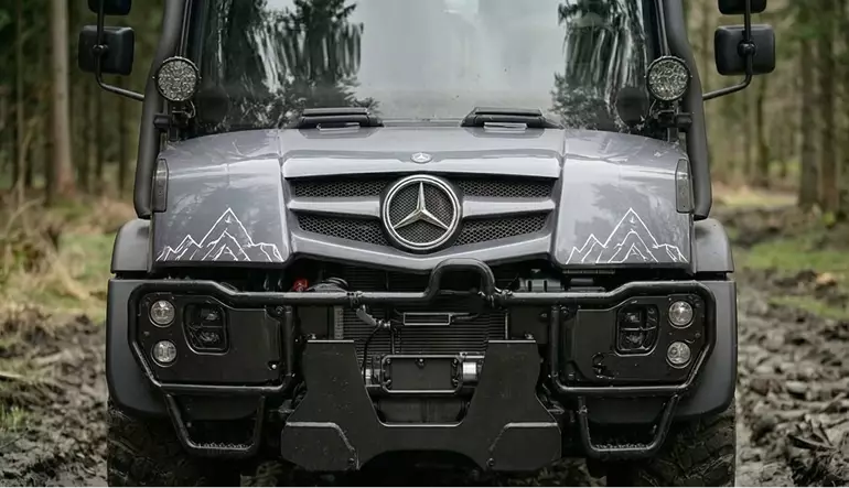 Rendering di prodotto del mezzo forestale: frontale del camion con calandra, fari e paraurti rinforzato.