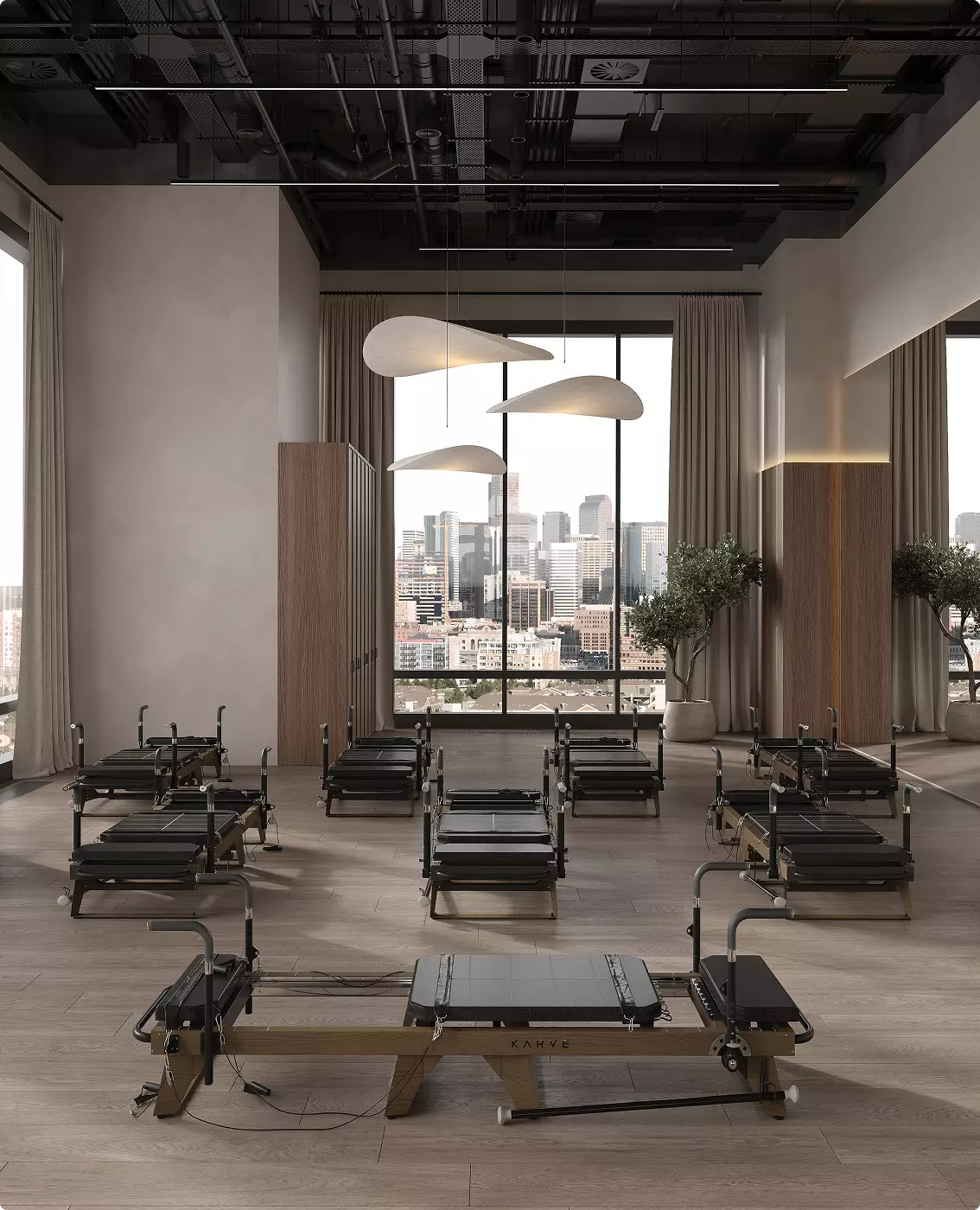 Studio pilates nella visualizzazione 3D di una palestra con reformer, pavimento in legno e vista sulla città