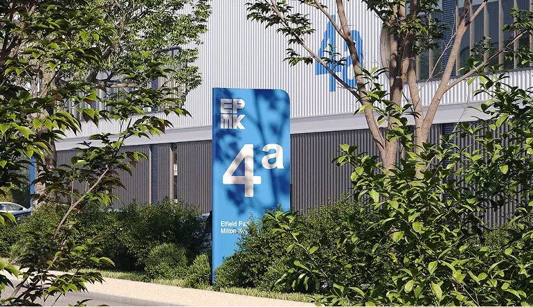 Rendering 3D industriale della segnaletica 4a con alberi e la facciata moderna del magazzino sullo sfondo